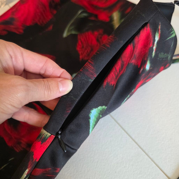 Women's Guess Black Red Rose Print Mini Dress Size M - Picture 11 of 13